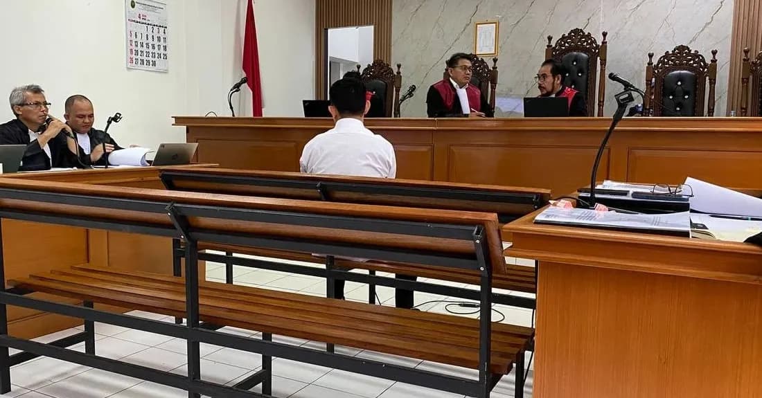 Pengusaha Sarjan memberikan keterangan pers usai sidang di Pengadilan Tipikor Bandung mengenai dugaan pemain besar dalam proyek APBD Bekasi.