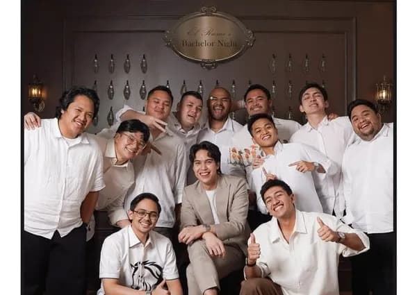 El Rumi bersama para groomsmen dalam makan malam jelang pernikahan