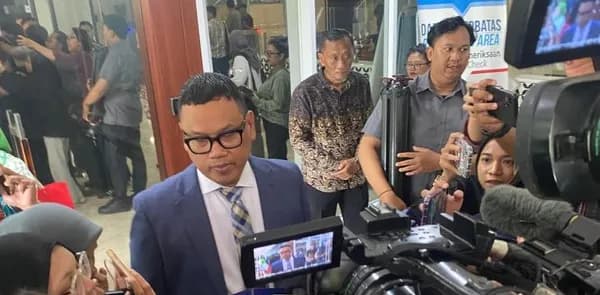 Uya Kuya usai sidang putusan MKD di kompleks parlemen Senayan Jakarta