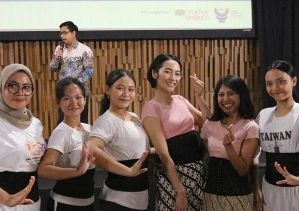 Potret artis Niken Anjani