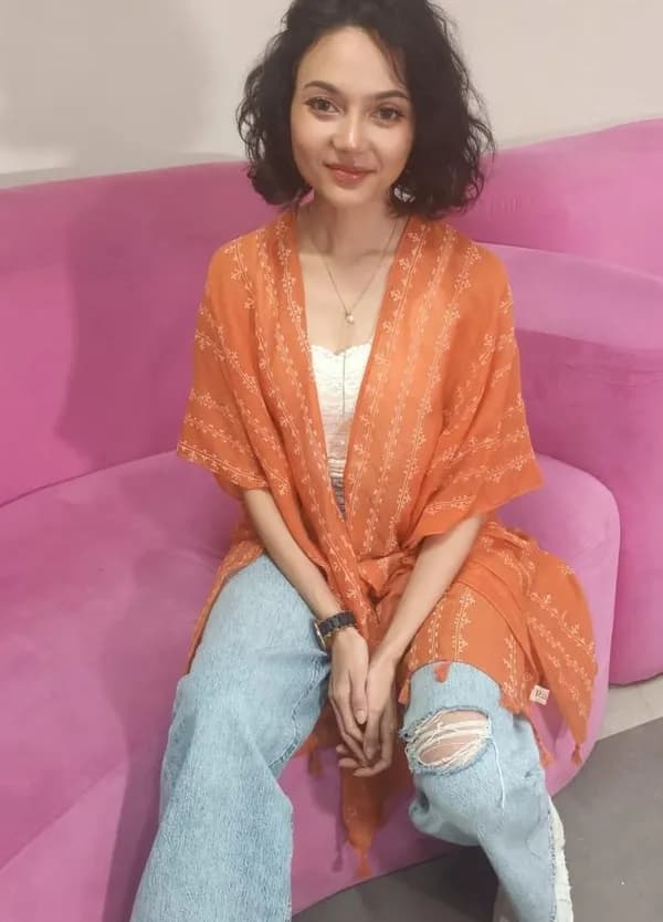 Rina Nose tersenyum usai menjalani operasi kecantikan pada hidungnya.
