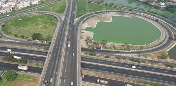 Ilustrasi jalan tol dengan kendaraan melintas, terkait rencana pengenaan PPN
