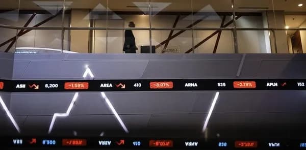 Karyawan mengamati layar digital pergerakan Indeks Harga Saham Gabungan (IHSG) di Bursa Efek Indonesia (BEI), Jakarta, saat IHSG anjlok pada perdagangan Kamis 23 April 2026.
