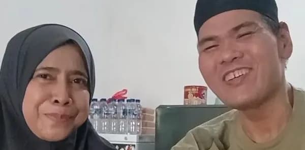 Fahmi Bo dan istri di warung makan Fahmi Bo Icip Icip