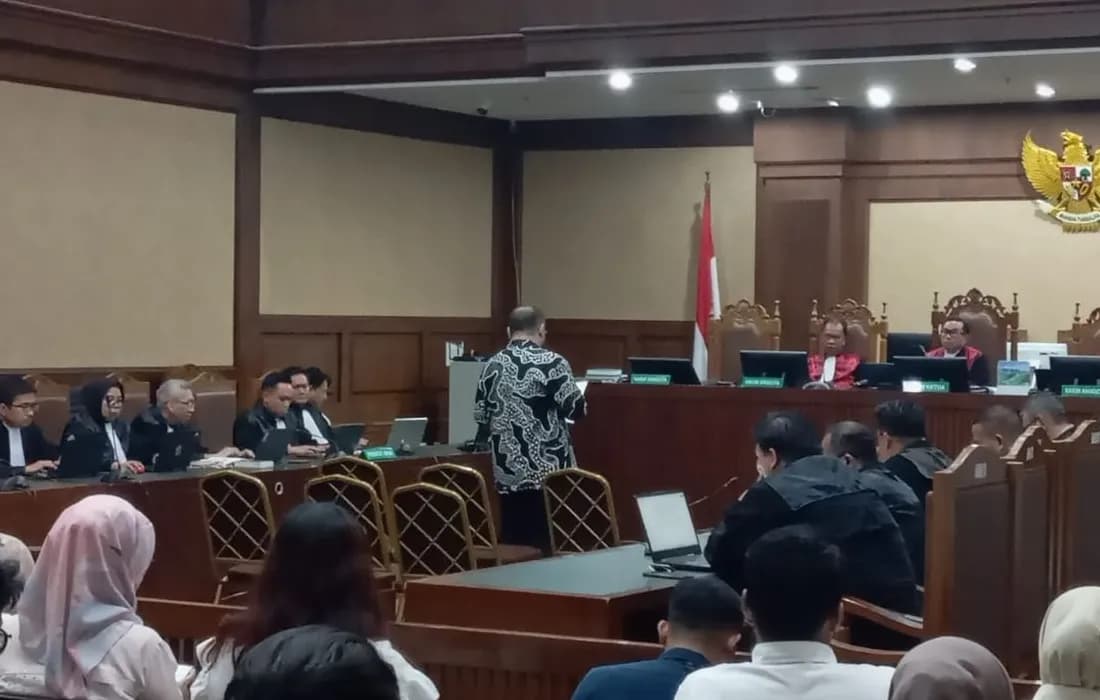 Eks Konsultan Teknologi Kemendikbud, Ibrahim Arief membacakan pledoi dalam sidang kasus korupsi pengadaan Chromebook di Pengadilan Tipikor Jakarta