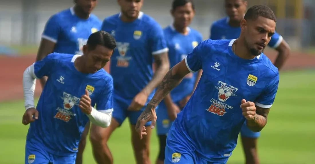 Persib Bandung berlatih menjelang laga melawan Arema FC di Stadion GBLA