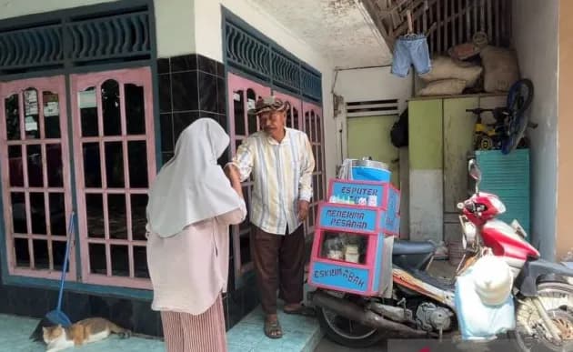 Seorang calon haji bernama Ili saat bersiap menjajakan es mung-mung di Cirebon