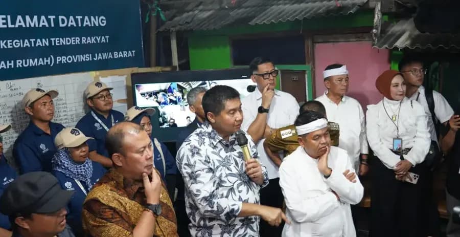 Ilustrasi penyerahan kunci rumah program Rumah Rakyat Bank bjb di Bandung