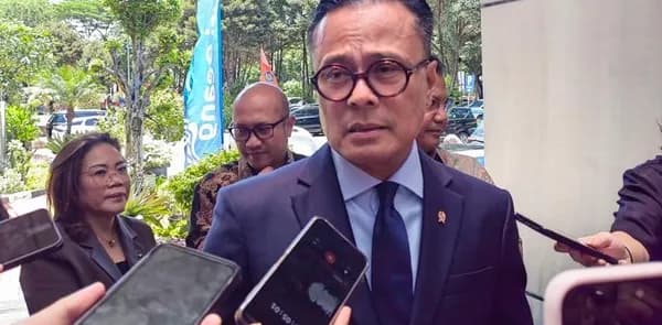 Chief Operation Officer Danantara, Dony Oskaria, dalam konferensi pers persiapan operasional PT Danantara Sumberdaya Indonesia.