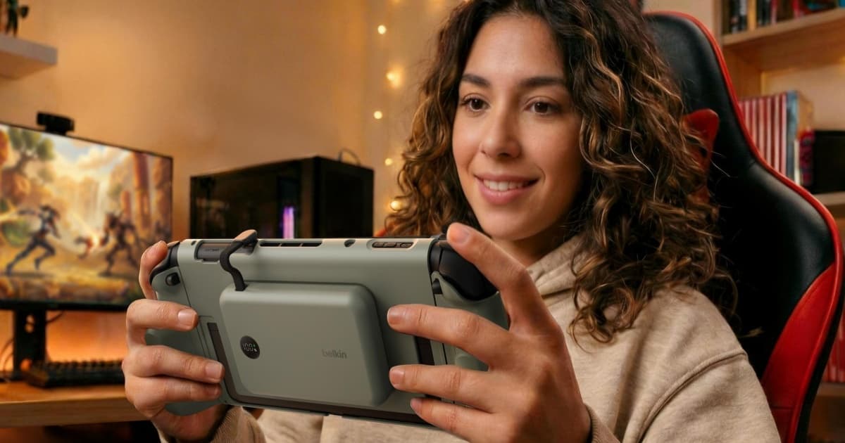 Belkin Charging Grip untuk Nintendo Switch 2 dengan baterai 10.000mAh terpasang di bagian belakang konsol