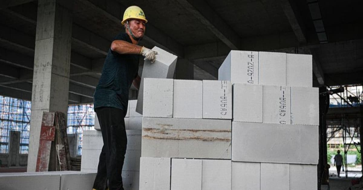 Pekerja meratakan semen di Area Awal Ningyuan Zona Hijau Baoting