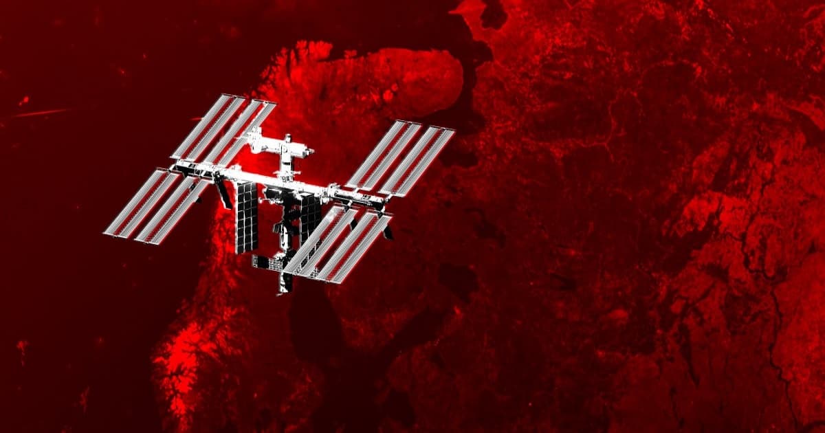Ilustrasi foto Stasiun Luar Angkasa Internasional yang mengorbit Bumi, diberi efek warna merah.