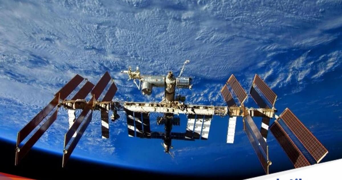 Ilustrasi Stasiun Luar Angkasa Internasional ISS mengorbit Bumi dengan latar angkasa gelap