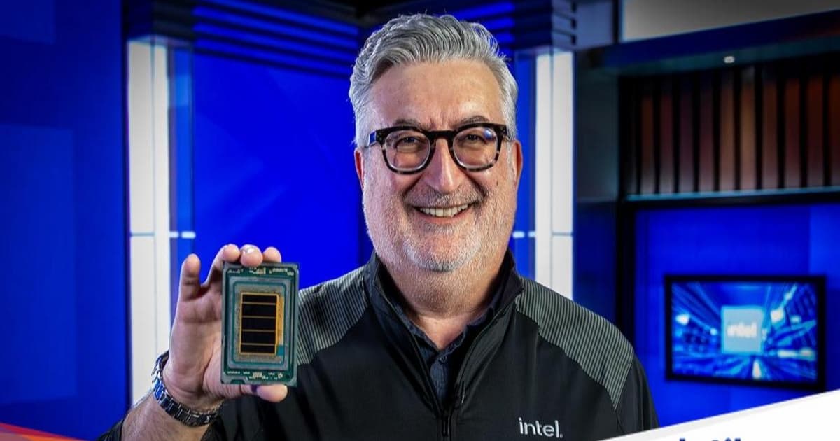 Kevork Kechichan memamerkan prosesor Intel Xeon 6+ di acara peluncuran data center