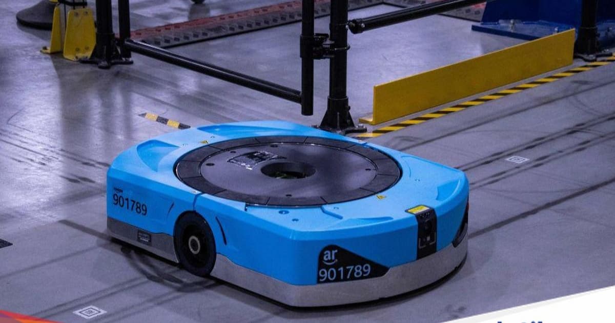 Robot Amazon Proteus versi lama di gudang perusahaan