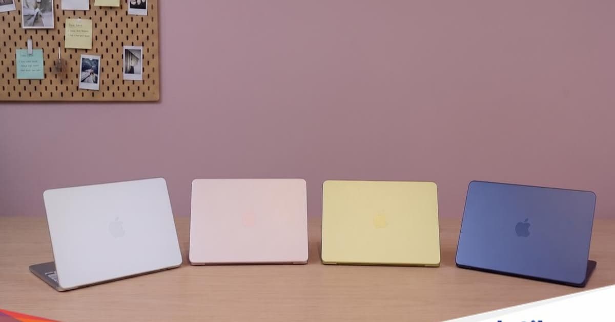 MacBook Neo tampak depan dengan logo Apple menyala