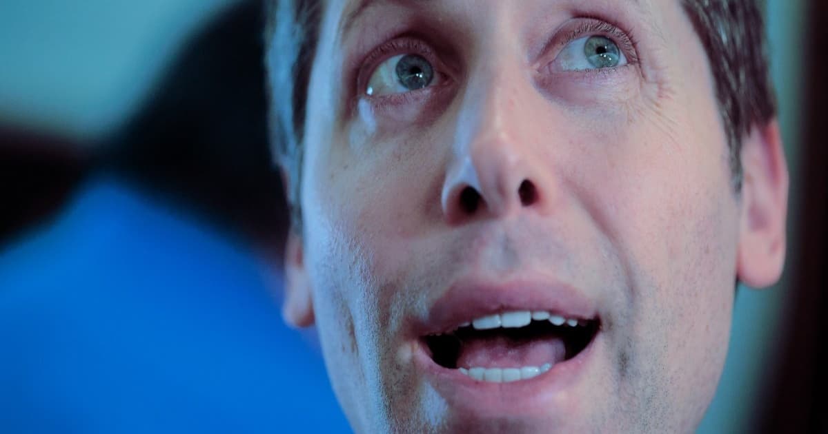 Potret close-up CEO OpenAI Sam Altman saat menjawab pertanyaan wartawan dalam sebuah konferensi pers