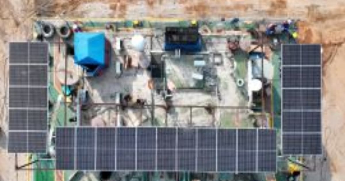 Panel surya Huasun Energy di instalasi tenaga surya skala besar