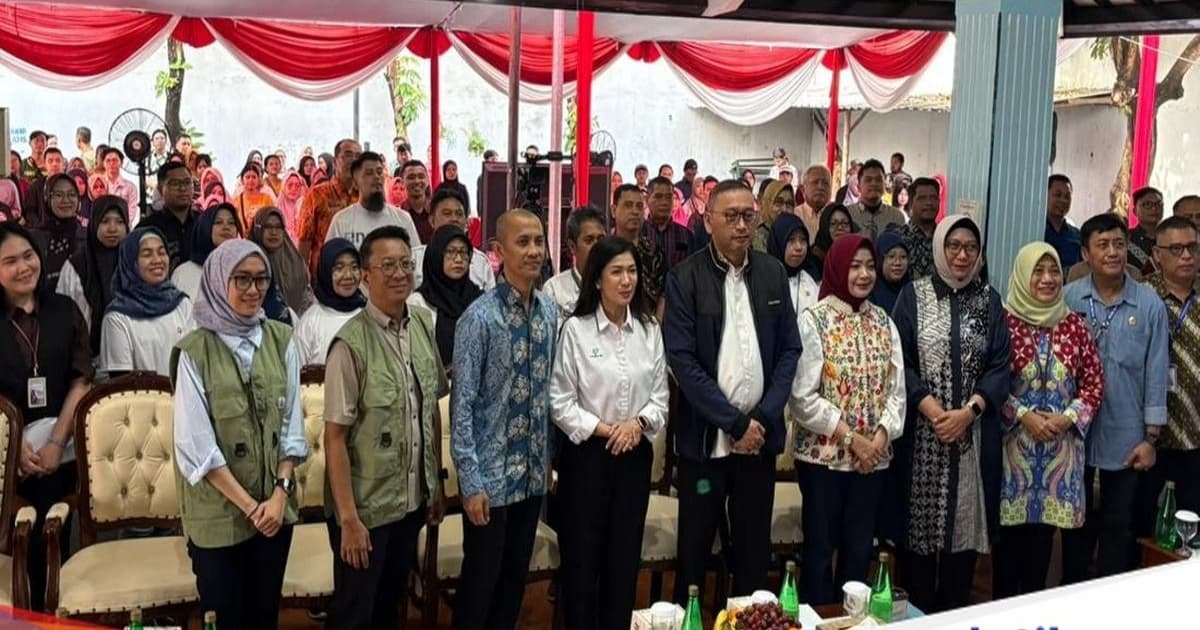 Direktur Jenderal Komunikasi Publik dan Media Komdigi Fifi Aleyda Yahya dan Sekretaris Jenderal Kemensos Robben Rico dalam acara uji coba digitalisasi Perlinsos di Surabaya