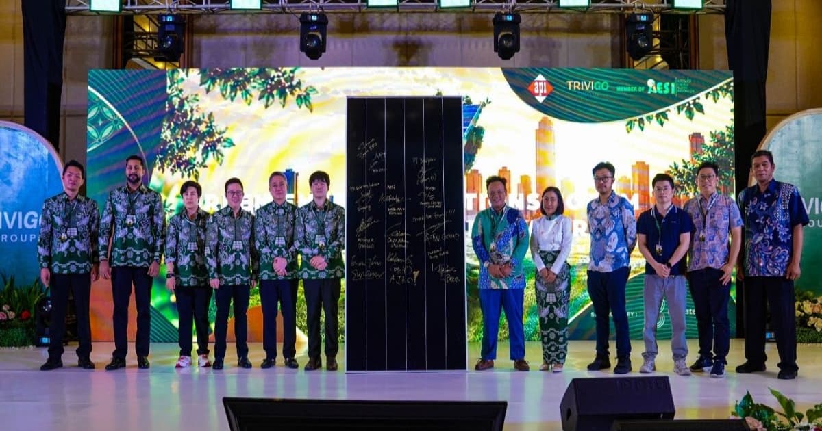 Panel surya di atap pabrik manufaktur untuk PLTS industri
