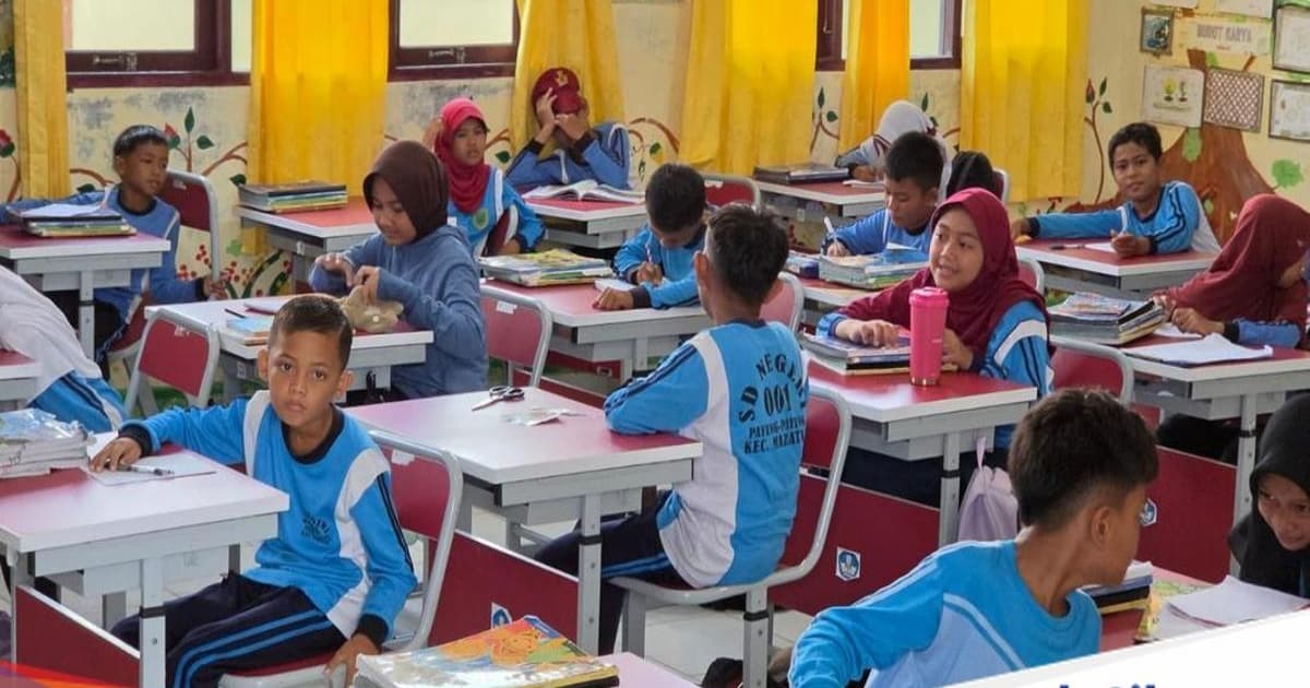 Suasana belajar di SDN 001 Payung-Payung, Maratua, dengan akses internet gratis dari BAKTI
