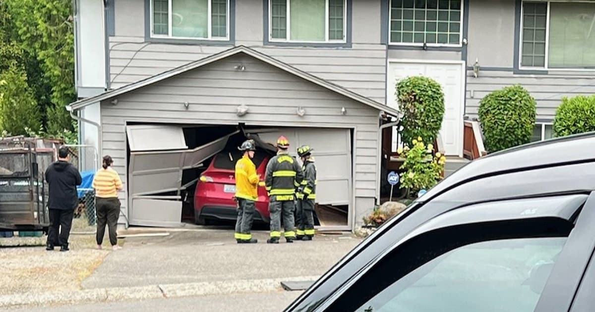 Tesla merah tersangkut di pintu garasi yang hancur setelah kecelakaan