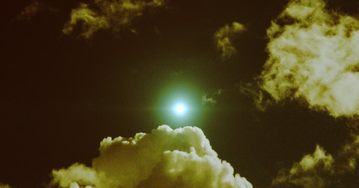 Ilustrasi drone otonom di langit malam dengan cahaya kecil menandakan keberadaannya di atas medan perang