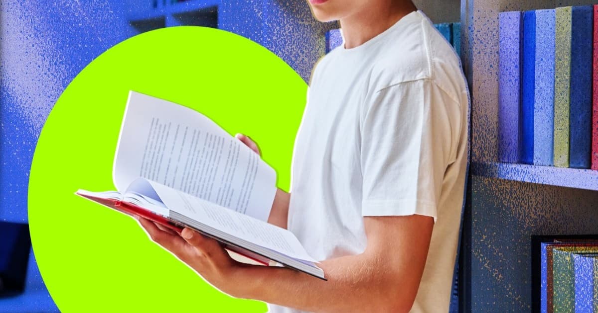 Ilustrasi siswa sekolah menengah sedang membaca buku di perpustakaan
