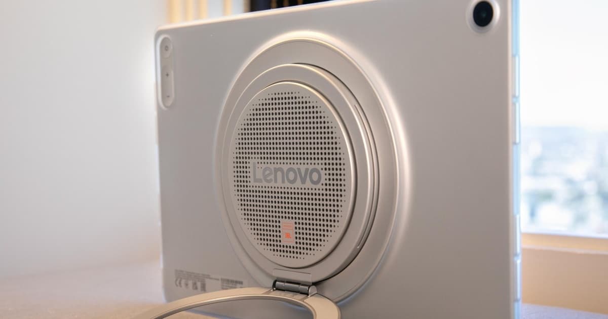 Lenovo Tab Plus Gen 2 dengan tonjolan speaker melingkar dan kaki lipat terentang