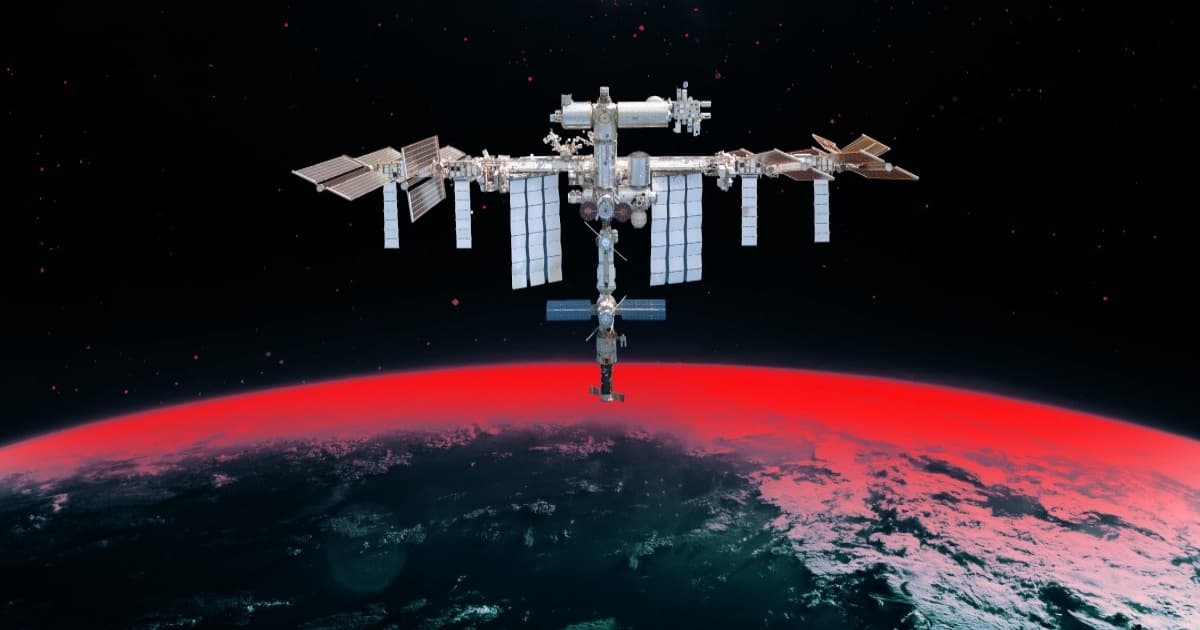 Ilustrasi ISS mengorbit Bumi dengan gradien merah dari luar angkasa, menggambarkan ketegangan antara NASA dan Roscosmos.