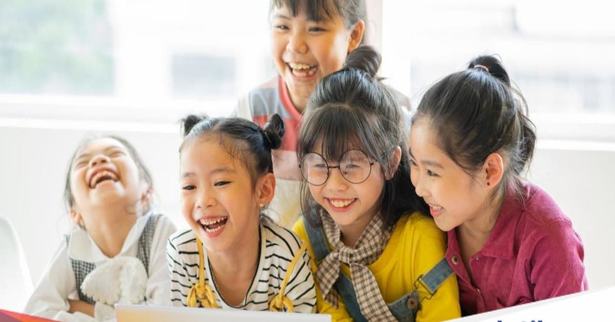 Ilustrasi anak sekolah menggunakan laptop dengan latar belakang bendera Norwegia