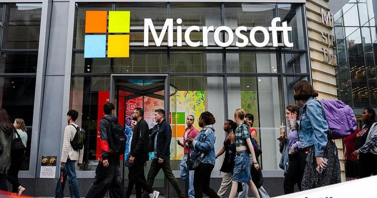 Ilustrasi logo Microsoft di depan gedung kantor Microsoft di New York City pada Mei 2025