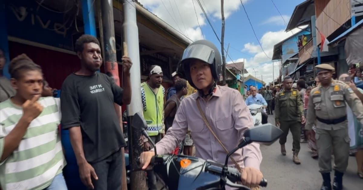 Wapres Gibran mengendarai motor listrik saat kunjungan ke Distrik Agats, Kabupaten Asmat, Papua Selatan