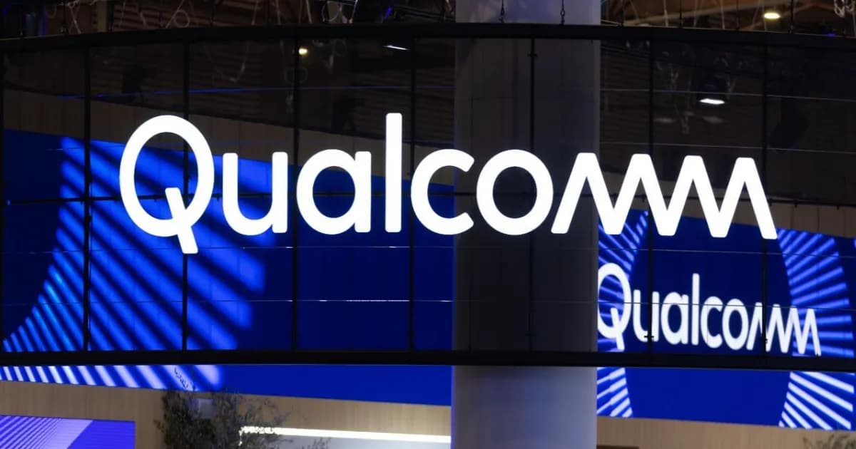 Ilustrasi chip Qualcomm dengan logo perusahaan di latar belakang biru