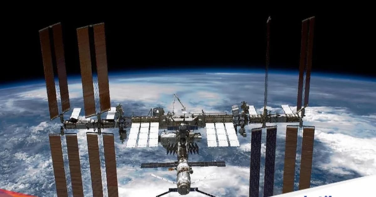 Stasiun Luar Angkasa Internasional (ISS) terlihat dari pesawat ulang-alik NASA dengan latar planet Bumi.