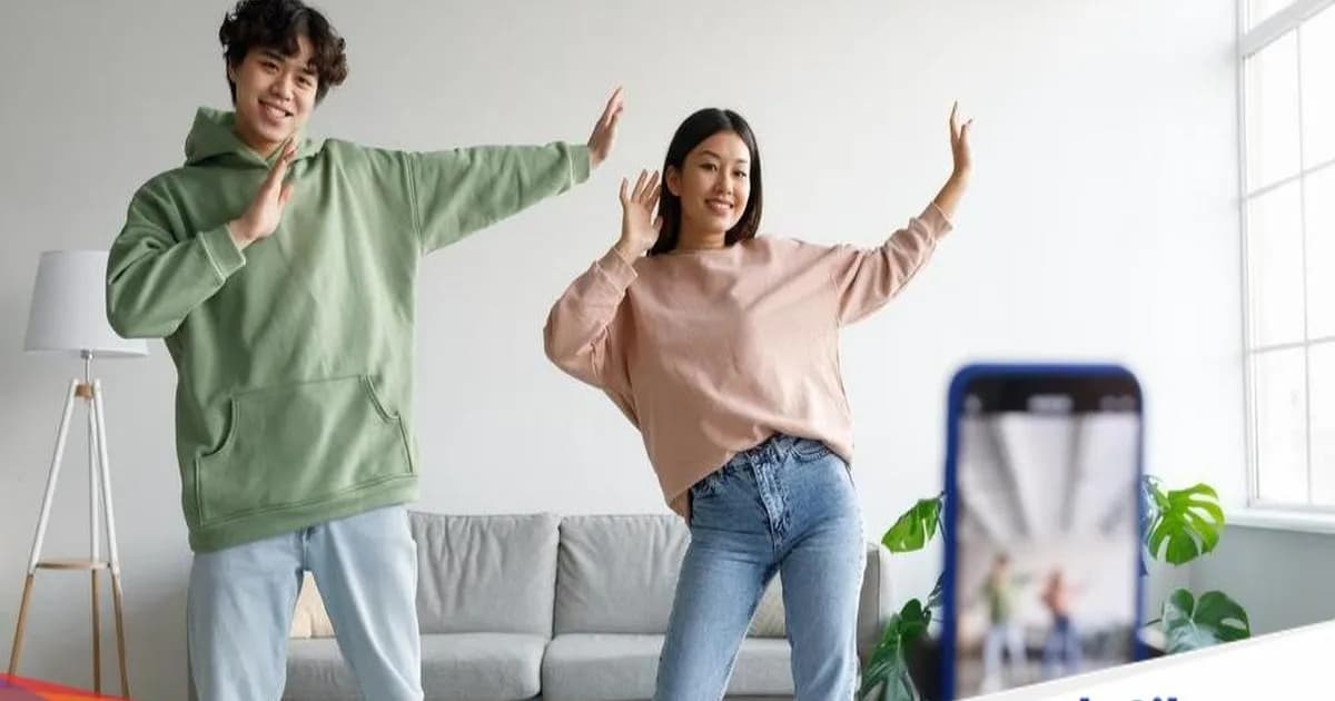 Ilustrasi content creator muda menggunakan smartphone dan AI
