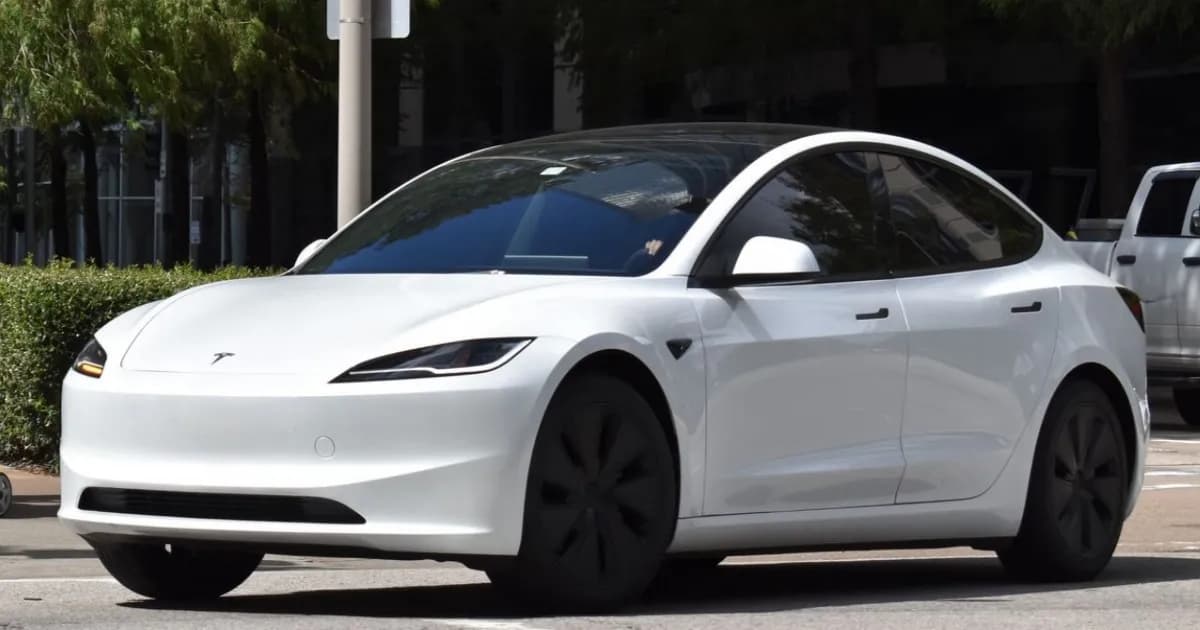 Ilustrasi Tesla Model Y menabrak rumah di Texas dengan latar polisi dan petugas penyelamat