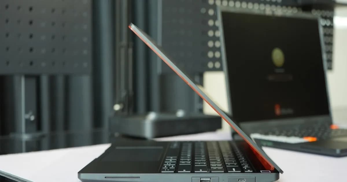 Framework Laptop 13 Pro dengan desain modular dan logo Framework di tutup laptop