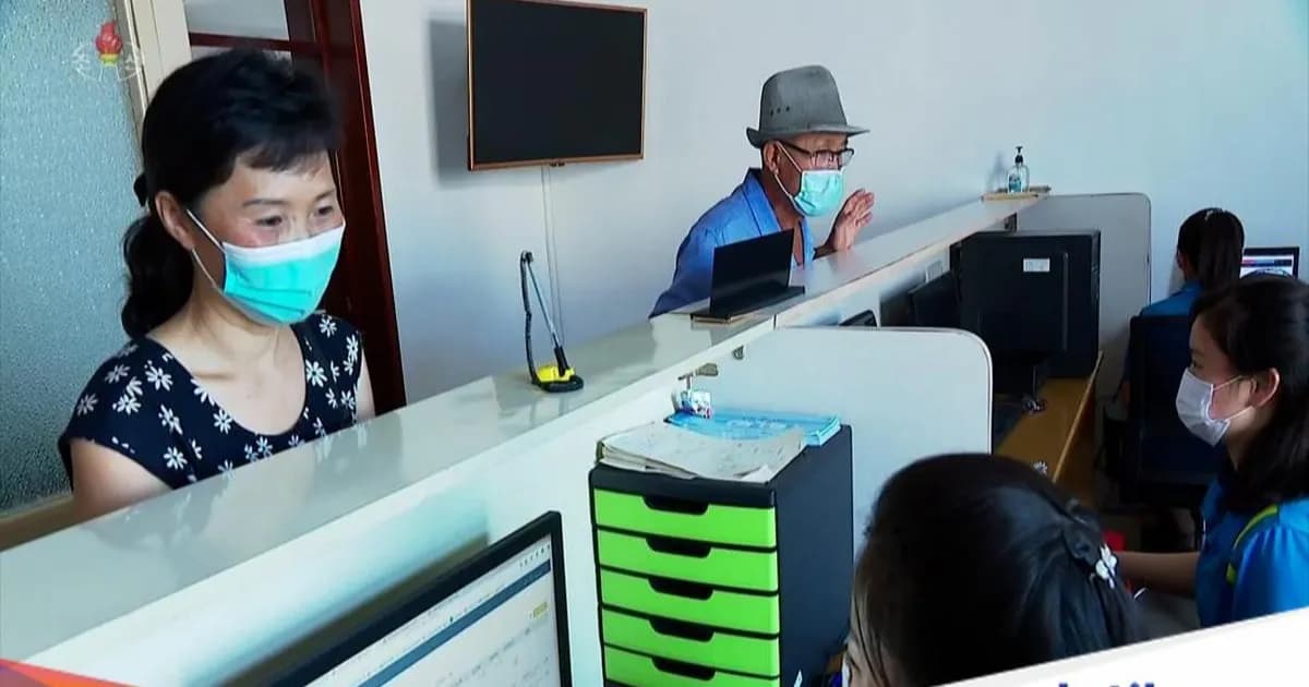 Ilustrasi smartphone Korea Utara dengan latar bendera Korut dan sistem Android termodifikasi