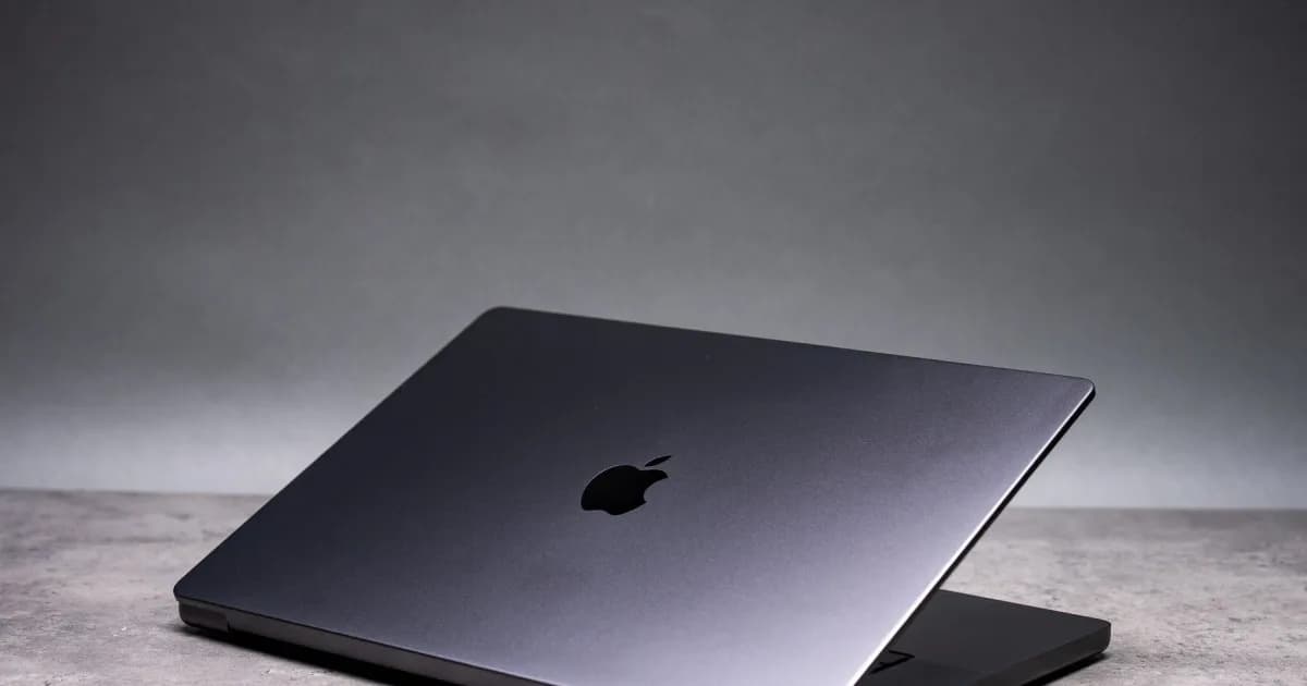 Ilustrasi chip Apple M6 dengan latar belakang papan sirkuit dan logo Apple