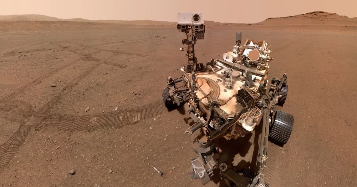 Foto wahana Perseverance NASA di permukaan Mars dengan latar debu merah