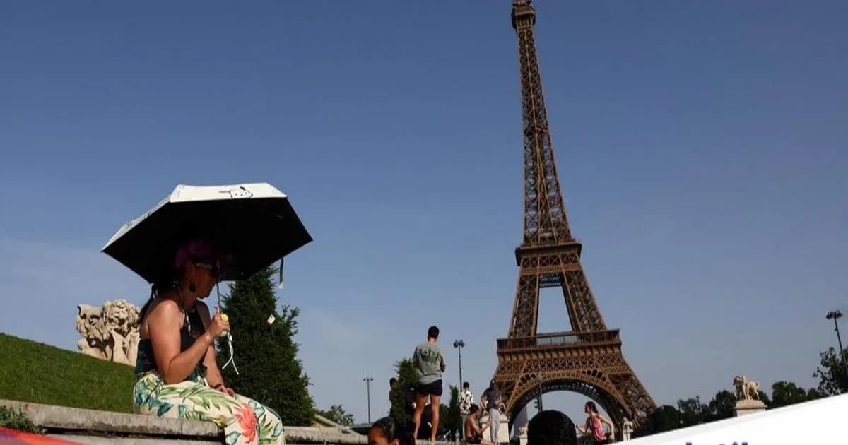 Warga Prancis mendinginkan diri di air mancur Trocadero di depan Menara Eiffel saat gelombang panas ekstrem melanda Paris, 23 Juni 2026.