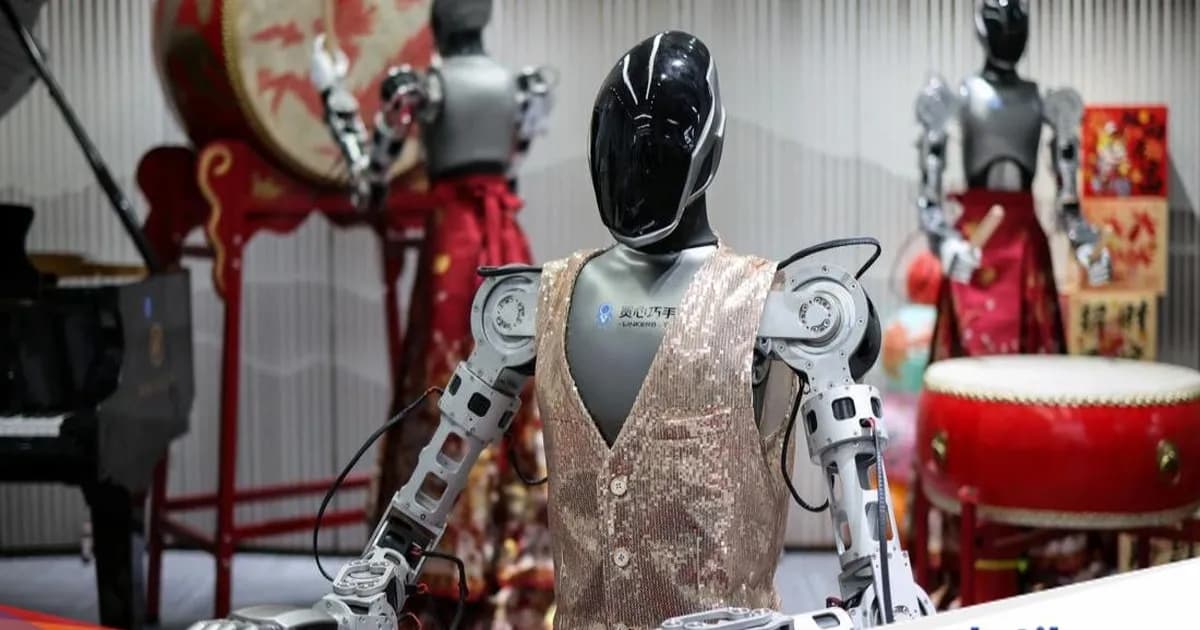 Robot humanoid China produksi Linkerbot dipajang dengan alat musik di kantornya di Beijing, China, 27 April 2026. REUTERS/Maxim Shemetov