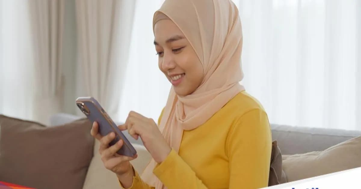 Ilustrasi perempuan muslim menggunakan ponsel untuk fitur AI Face Scan kesehatan