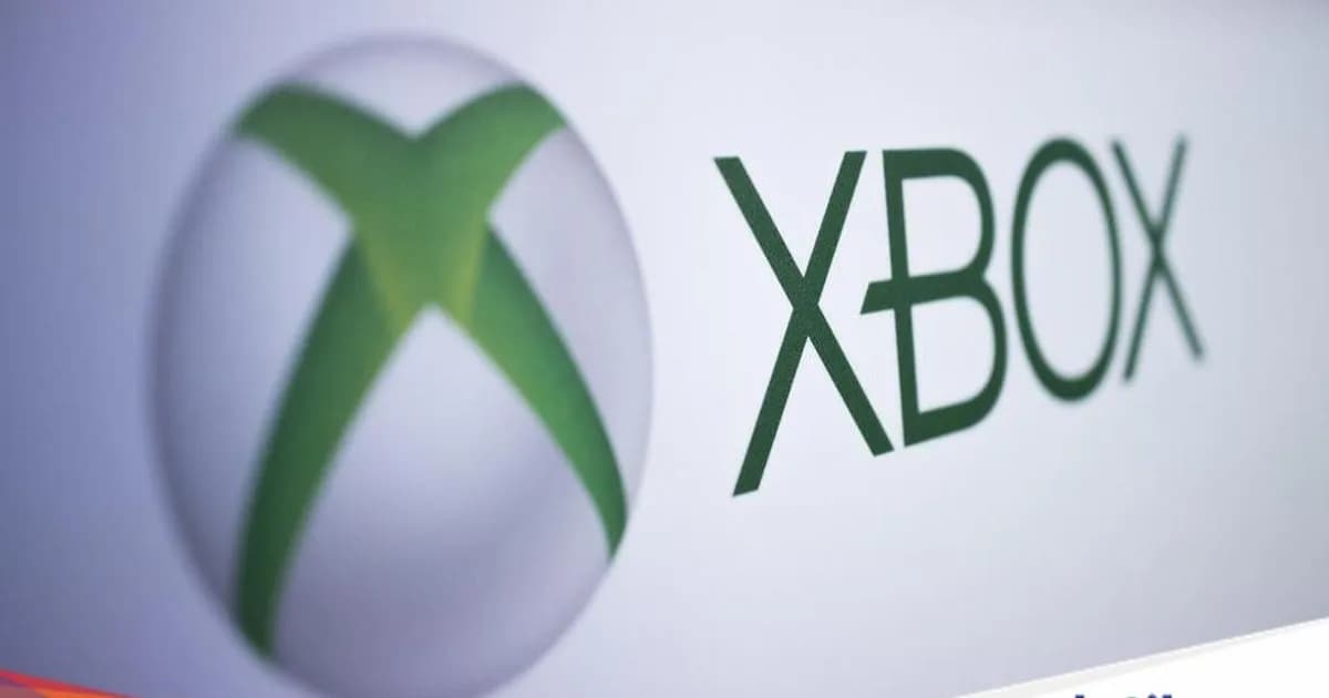 Konsol Xbox Series X dan S dengan latar belakang gelap dan logo Microsoft