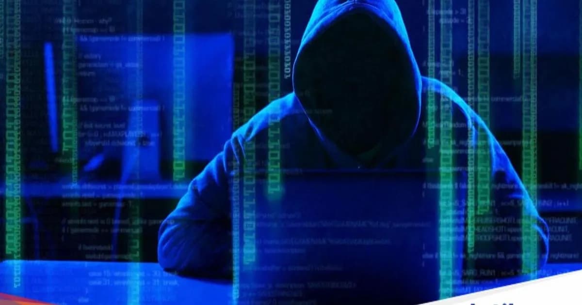 Ilustrasi hacker dengan latar belakang gelap dan kode pemrograman