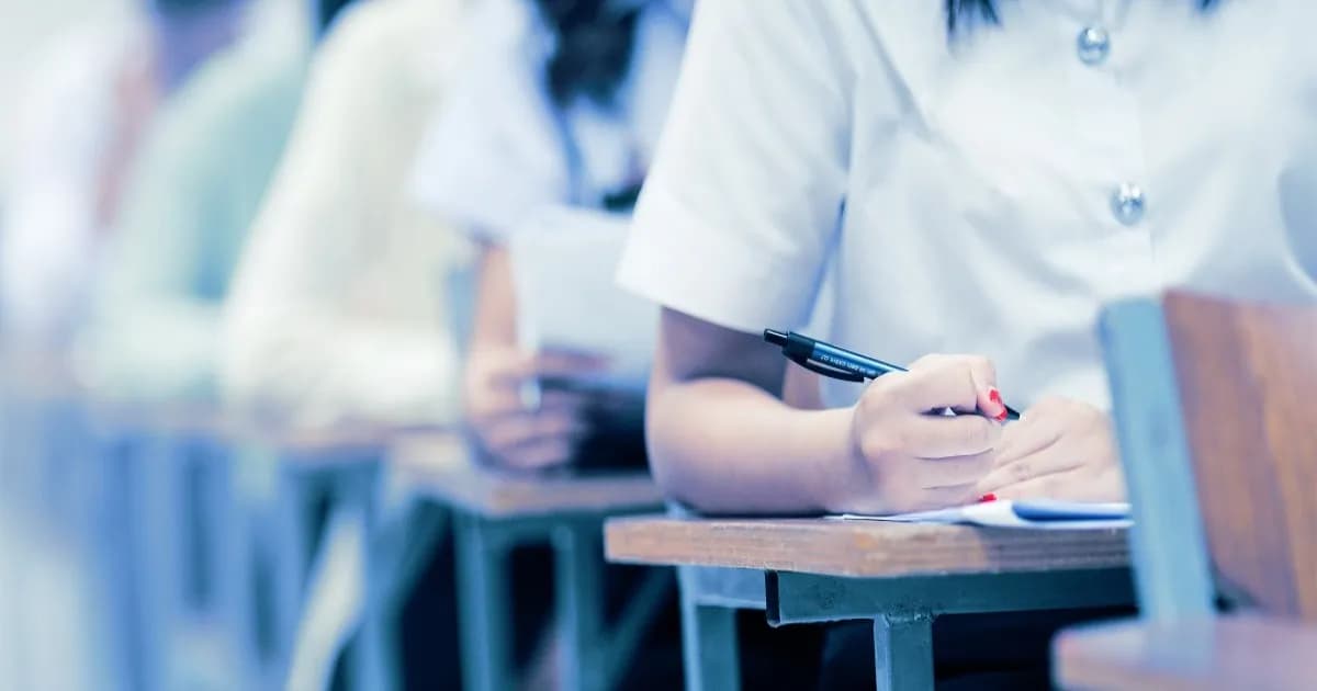Mahasiswa mengikuti ujian di ruang kelas dengan pengawasan ketat