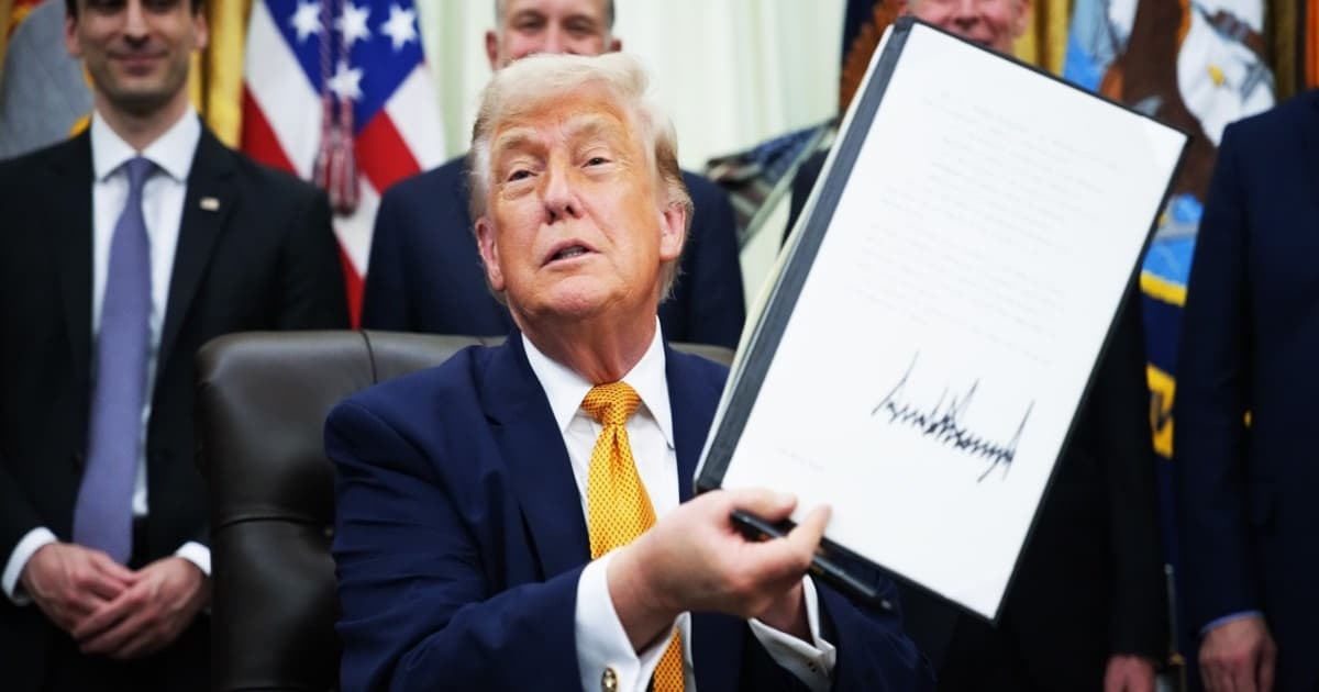 Presiden AS Donald Trump menunjukkan perintah eksekutif tentang komputasi kuantum di Ruang Oval Gedung Putih pada 22 Juni 2026.
