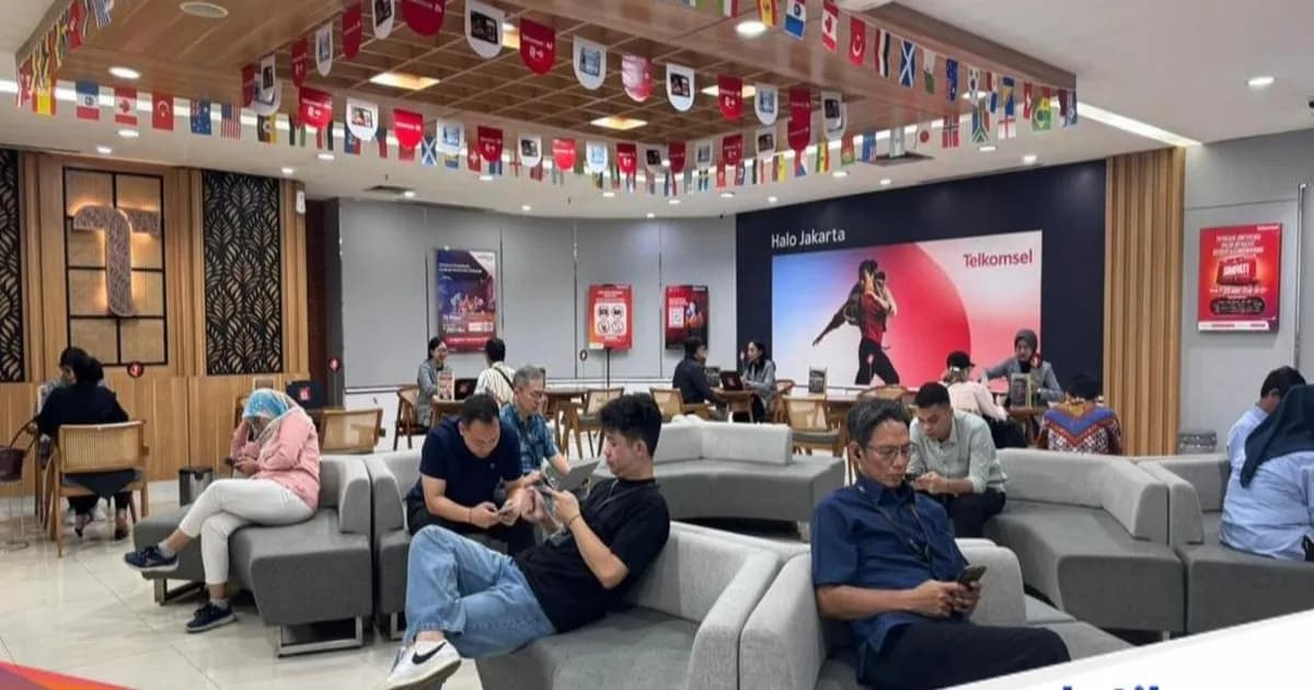 Suasana registrasi SIM card biometrik di GraPARI Ambasador Jakarta