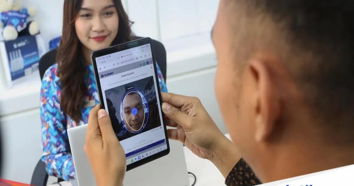 Ilustrasi registrasi SIM prabayar dengan verifikasi biometrik wajah menggunakan smartphone